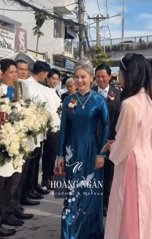 Điều mà mọi người bàn luận lại không phải những màn trao hồi môn ngập tràn vòng vàng hay nhẫn vàng, mà lại là nhan sắc quý phái của bà chủ tiệm vàng ở Cần Thơ, cũng chính là mẹ của chú rể trong đám cưới.