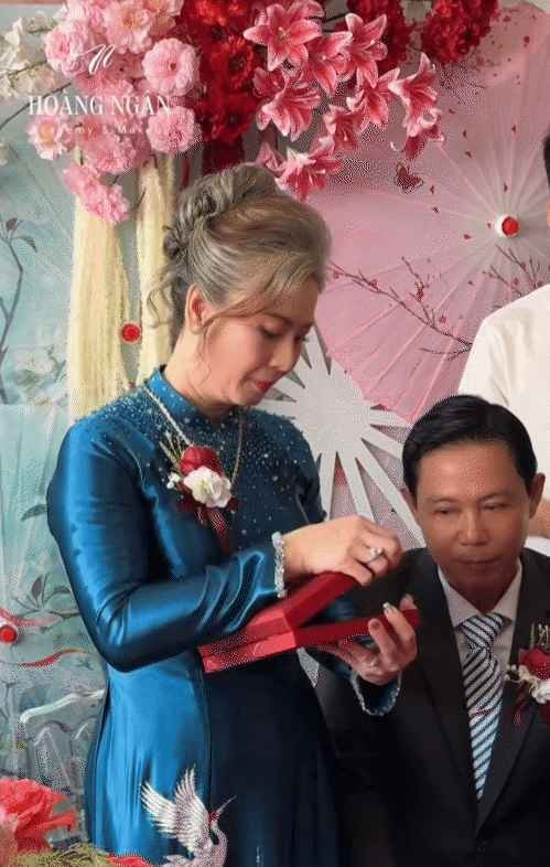 Là bà chủ tiệm vàng nức tiếng tại Cần Thơ, nhưng cả gia đình nhà trai đều rất giản dị, nhẹ nhàng.