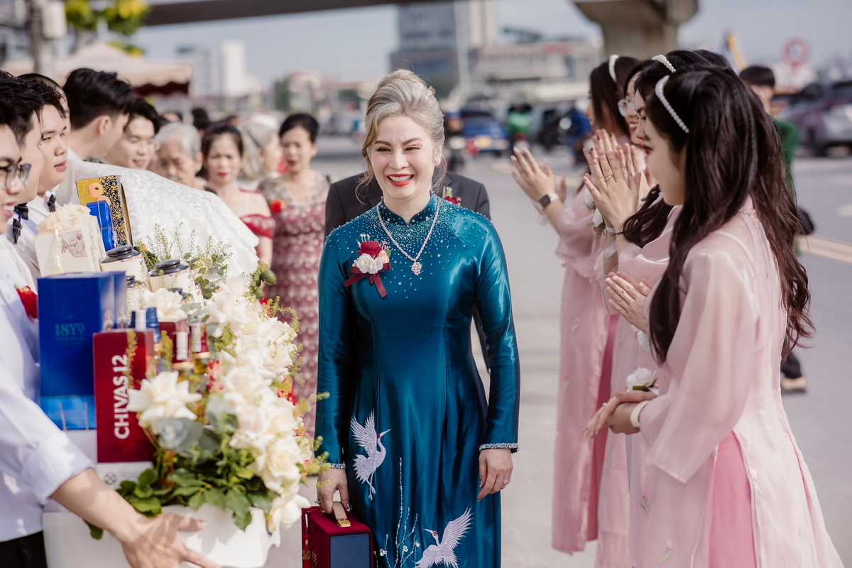 Rất nhiều người còn nhận xét, nhìn cô dâu Như Ngọc có nhiều nét giống mẹ chồng, từ khuôn miệng nhỏ đến khuôn mặt tròn đầy phúc hậu.