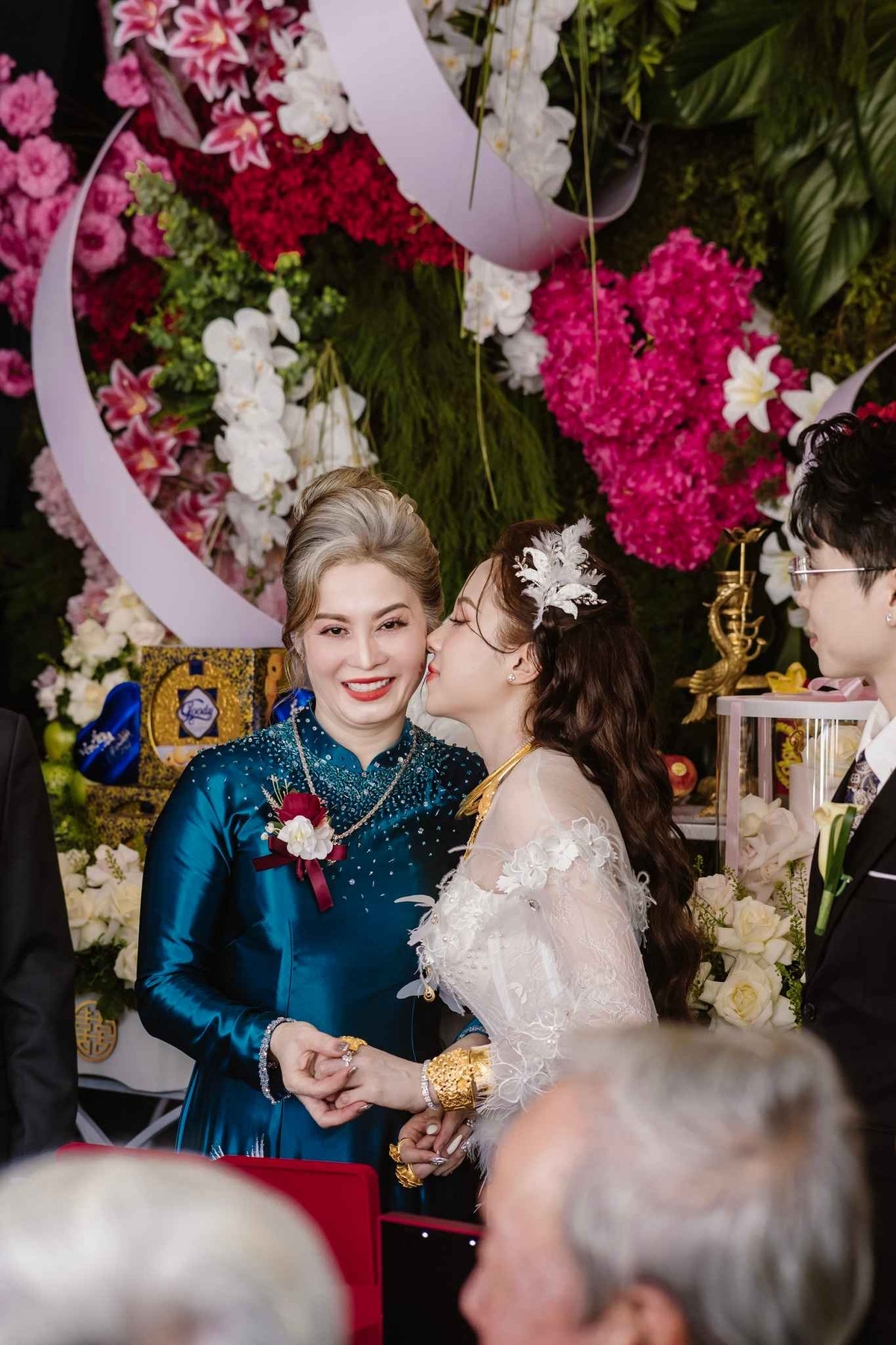 Cô dâu tỏ ra vô cùng thân thiết với mẹ chồng.