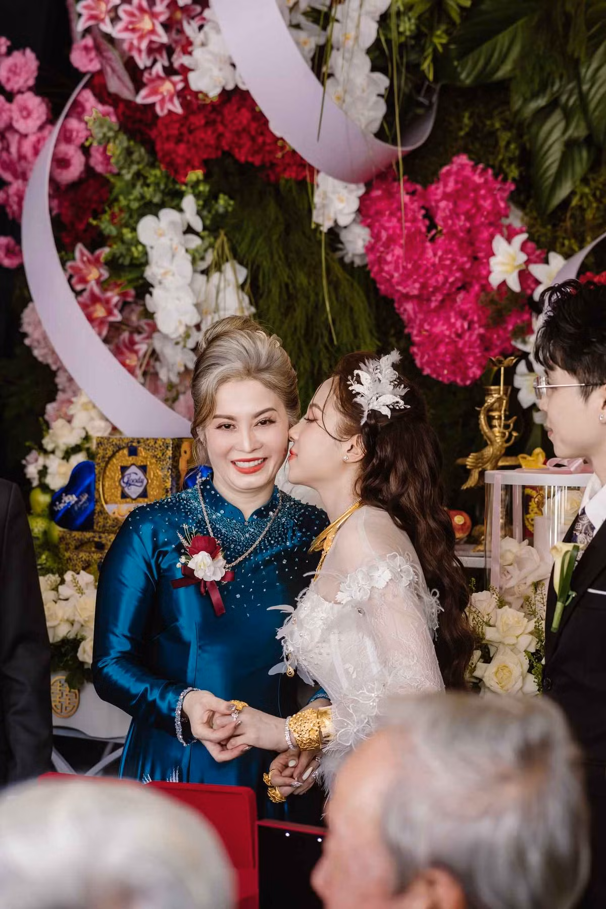 Cô dâu tỏ ra vô cùng thân thiết với mẹ chồng.