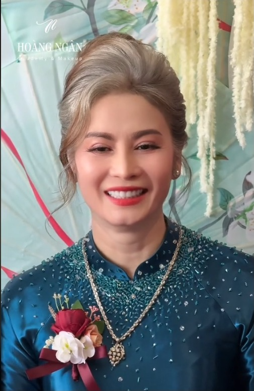 Gia đình không hé lộ giá trị quà hồi môn dành cho cô dâu chú rể nhưng chỉ nhìn sương sương bấy nhiêu đây, ước tính giá trị cũng không hề đơn giản. Trên tay và cổ của cô dâu là bộ vàng vàng, nhẫn vàng... nhiều không đếm hết khiến dân tình vào xin vía lia lịa.