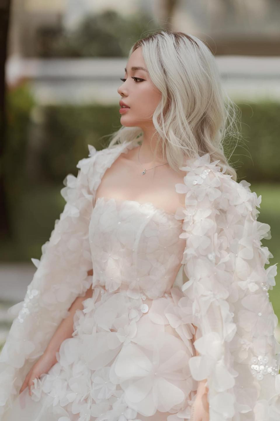 Mới đây trên trang cá nhân, Linh Ngọc Đàm đã đăng tải hình ảnh chụp chung cùng em gái. Hai chị em nền nã cùng diện váy khoe vóc dáng thon thả.