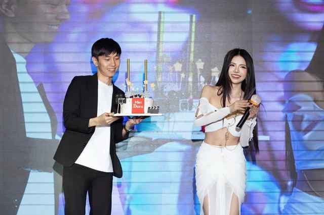 Mai Dora cũng không ngại chia sẻ trong buổi tiệc, rằng vào đúng 00h cùng ngày, BLV Văn Tùng đã tặng cô nàng một chiếc nhẫn vàng có chạm khắc hình hoa mai - đồng âm với tên của nữ MC.