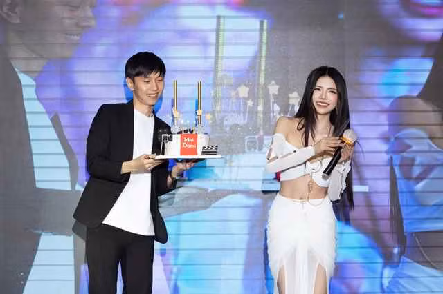 Mai Dora cũng không ngại chia sẻ trong buổi tiệc, rằng vào đúng 00h cùng ngày, BLV Văn Tùng đã tặng cô nàng một chiếc nhẫn vàng có chạm khắc hình hoa mai - đồng âm với tên của nữ MC.