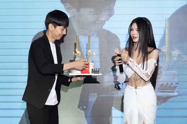 Khép lại sự kiện ông xã Văn Tùng cũng dành cho vợ bé quốc dân một món quà đặc biệt. BLV đã cố ý sắp xếp một phần không có trong kịch bản chương trình nhằm gây bất ngờ cho Mai Dora.