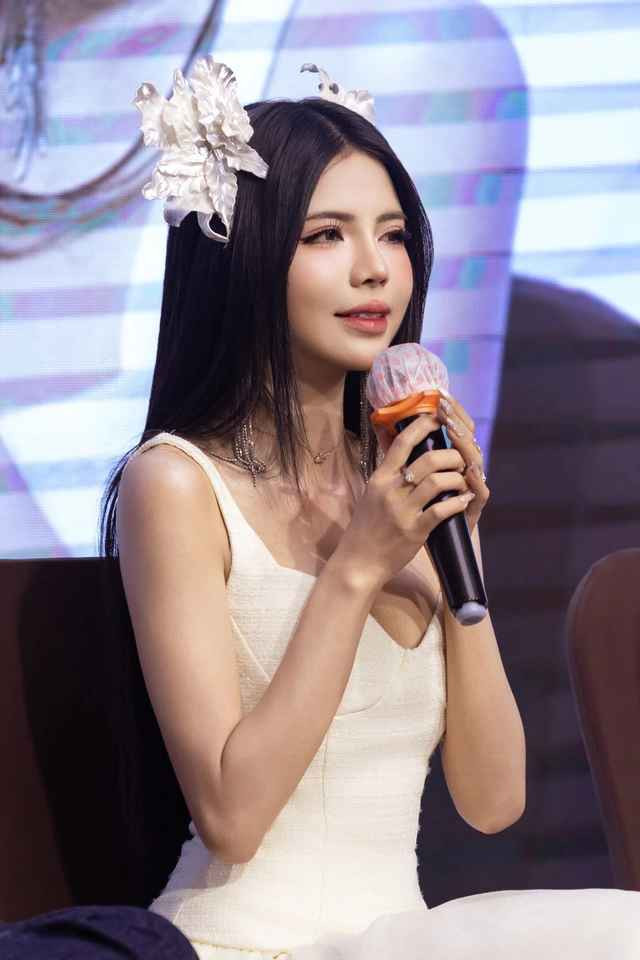 Mở đầu là tiết mục “Normal No More” do chính Mai Dora biên đạo và biểu diễn, cho thấy những tài năng của cô nàng không chỉ dừng lại ở diễn xuất, dẫn chương trình,... mà còn lan rộng ra vũ đạo, ca hát.