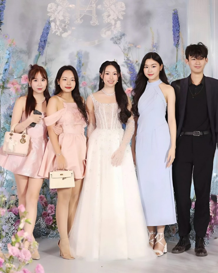 Lọ Lem xuất hiện ở nhiều sự kiện giải trí, được nhiều nhãn hàng yêu thích. Sau khi tốt nghiệp cấp ba, ái nữ nhà Quyền Linh thông báo trúng tuyển tại University of the Arts London (Đại học Mỹ thuật London).