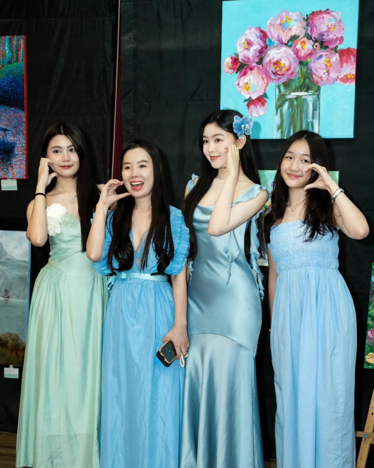 Trang phục giúp ái nữ 18 tuổi nhà Quyền Linh khoe làn da trắng, đường cong mềm mại. Từ sau khi tốt nghiệp cấp ba, Lọ Lem tích cực diện những thiết kế tôn vóc dáng.