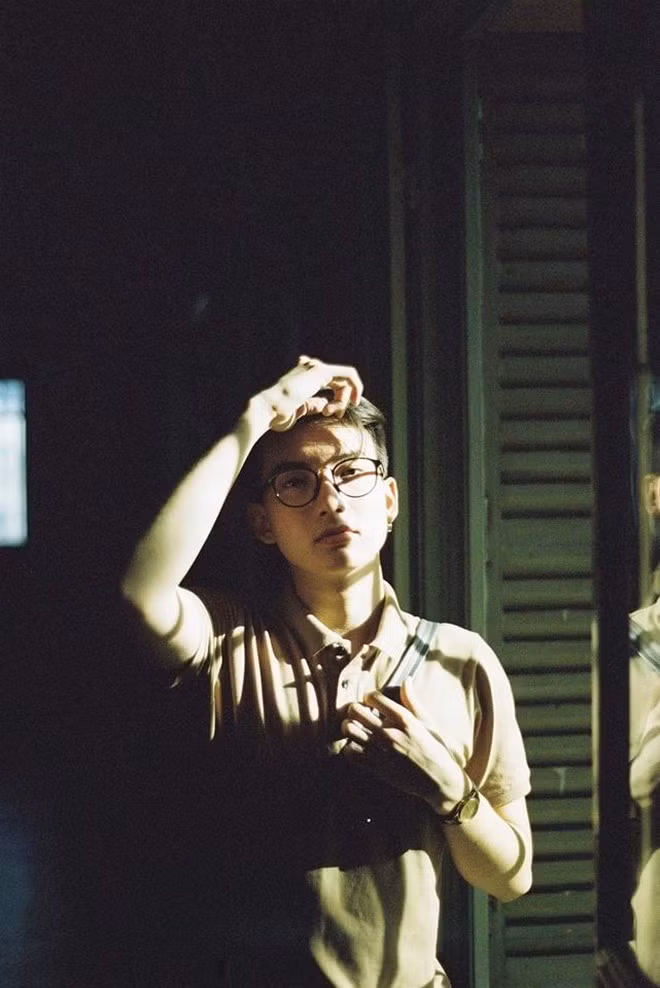 Trước khi trở thành một du học sinh tại Nga, Anh Thức từng học tại trường THPT Trần Khai Nguyên (TP.HCM) đạt giải Nhì thành phố lĩnh vực Hóa cuộc thi Nghiên cứu khoa học do Bộ Giáo dục tổ chức (lớp 10); giải nhì Quốc Gia trong cuộc thi này vào năm lớp 11; là một trong những thí sinh dự thi chung kết cuộc thi ITC hè 2017 với dự án vòng tay dự phòng trầm cảm; Top 8 Én vàng học đường 2018 và được tuyển thẳng vào Đại học Bách Khoa ngành Kỹ thuật hoá học cùng Đại học Sư phạm ngành Sư phạm hoá học.