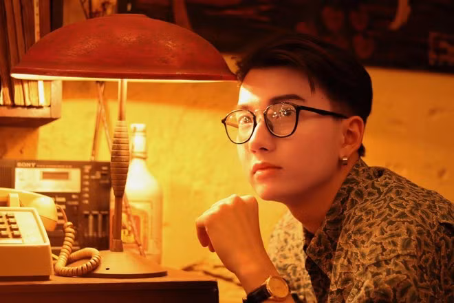 Tìm hiểu kỹ hơn, chàng hot boy học đường Anh Thức được biết đến là một trong những du học sinh nổi bật khi giành học bổng toàn phần ngành Công nghệ hoá học tại Dmitri Mendeleev University - một trong những trường ĐH hóa học hàng đầu của Nga, đồng thời là 1 trong 15 du học sinh tại Nga tham dự diễn đàn thanh niên Nga - Việt tại Moscow - Saint Petersburg.