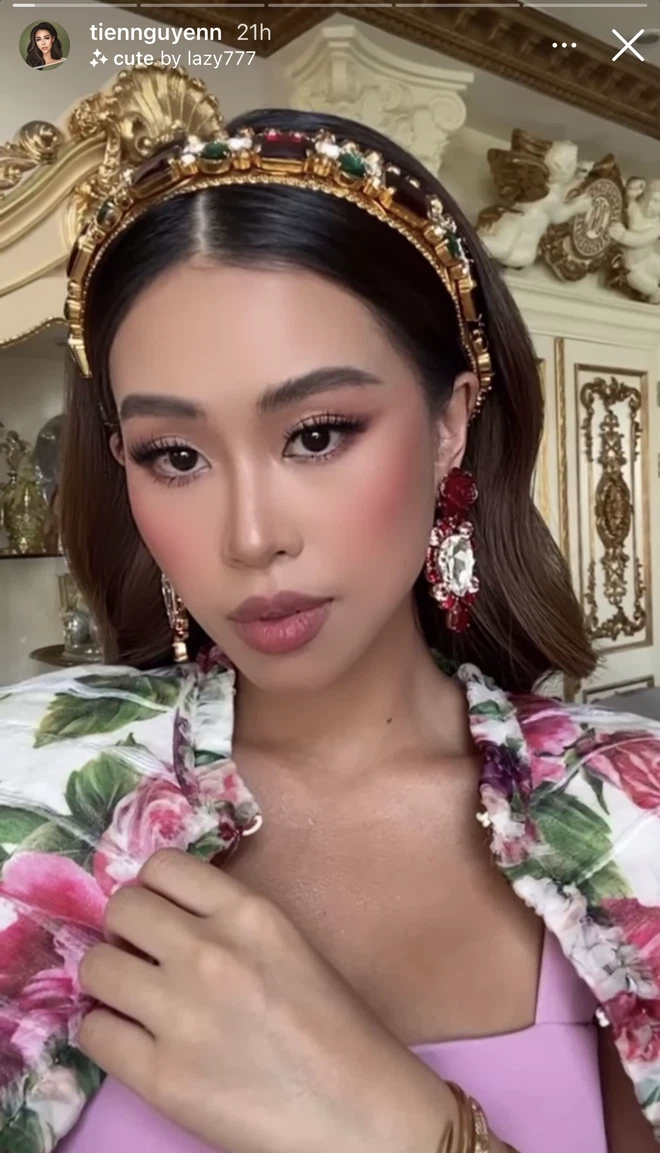 Điều trên đến bởi các bối cảnh, background trong ảnh Tiên Nguyễn đăng tải dường như được đầu tư vô cùng chỉn chu với rất nhiều hoa tươi và vô số phụ kiện "toát ra mùi sang chảnh".