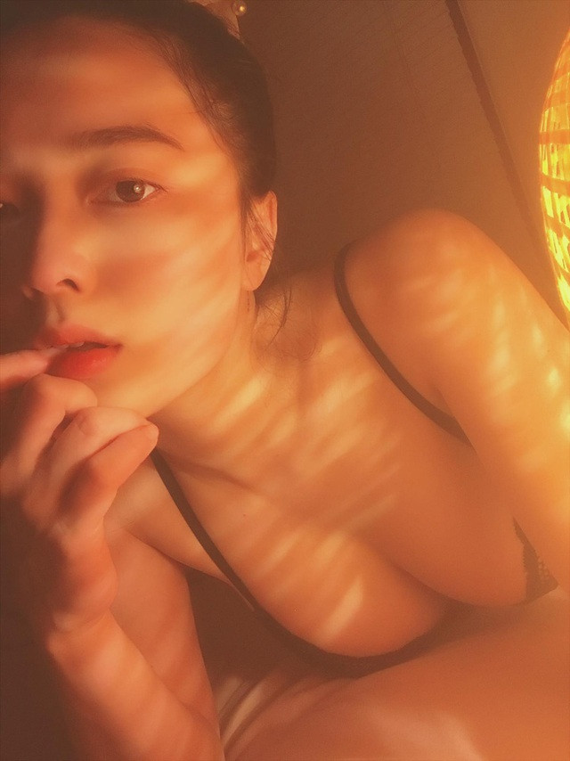 Hot girl ảnh thẻ 9X ngày nào giờ biến hóa trong khá nhiều style như quyến rũ với những chiếc váy hay mạnh mẽ trong những bộ đồ thể thao.