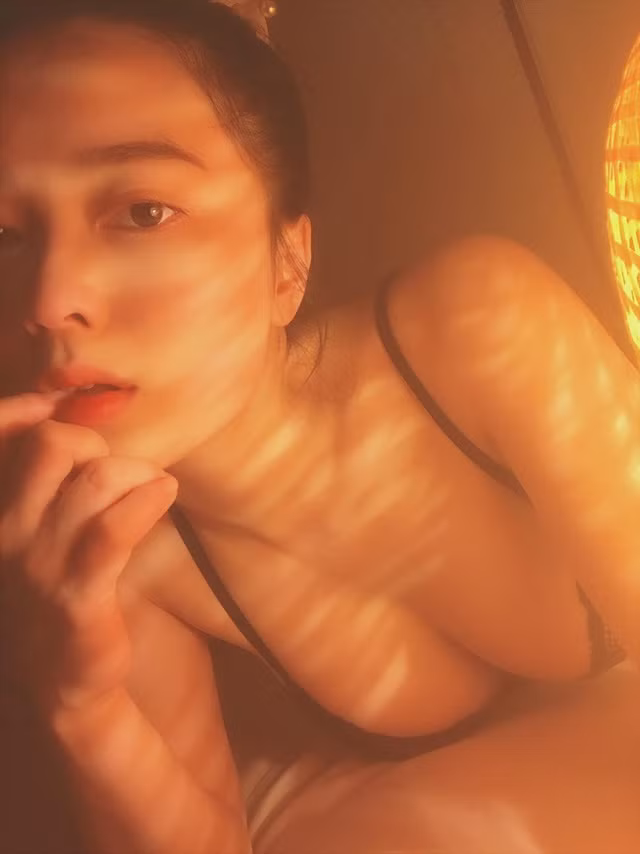 Hot girl ảnh thẻ 9X ngày nào giờ biến hóa trong khá nhiều style như quyến rũ với những chiếc váy hay mạnh mẽ trong những bộ đồ thể thao.