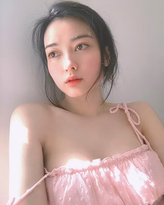 Bất ngờ nổi như cồn trên mạng xã hội nhờ một bức ảnh nhưng Ái Thiên không nhân cơ hội này để lấn sân showbiz mà chọn sang Úc du học.