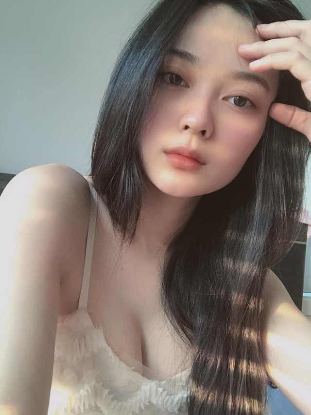Khó có thể nhận ra đây là hot girl ảnh thẻ giản dị ngày nào trong những bức ảnh mới được Ái Thiên đăng tải.