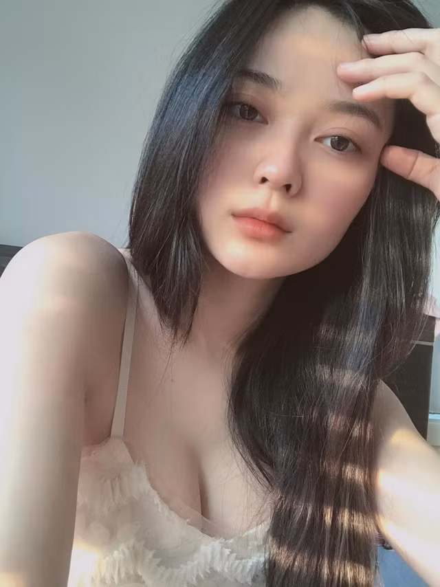 Khó có thể nhận ra đây là hot girl ảnh thẻ giản dị ngày nào trong những bức ảnh mới được Ái Thiên đăng tải.
