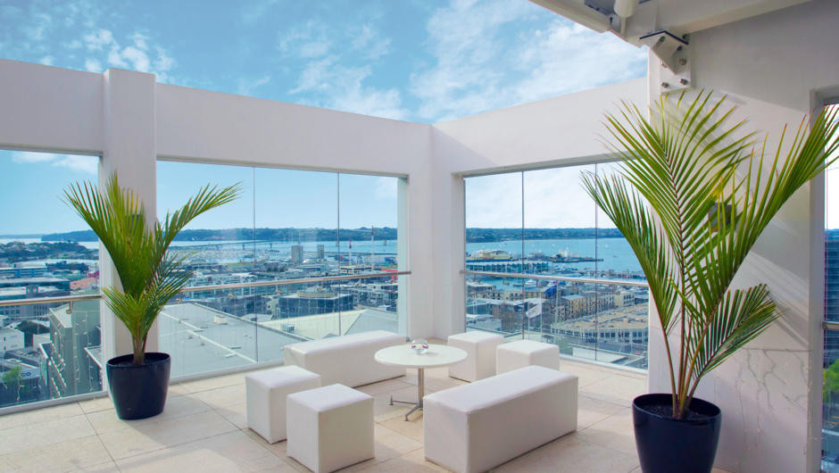 khách sạn Rydges có 3 địa điểm mà các cô gái của đội tuyển nữ Việt Nam có thể lựa chọn gồm Smithy's Bar nằm ở tầng trệt, The Ascot ở tầng lửng và Cloud 9 trên sân thượng.