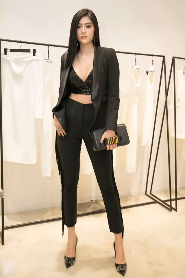 Đặc biệt, với chiều cao nổi bật cùng đường cong nóng bỏng nên Huỳnh Tiên gặp nhiều thuận lợi theo đuổi phong cách sexy, táo bạo.