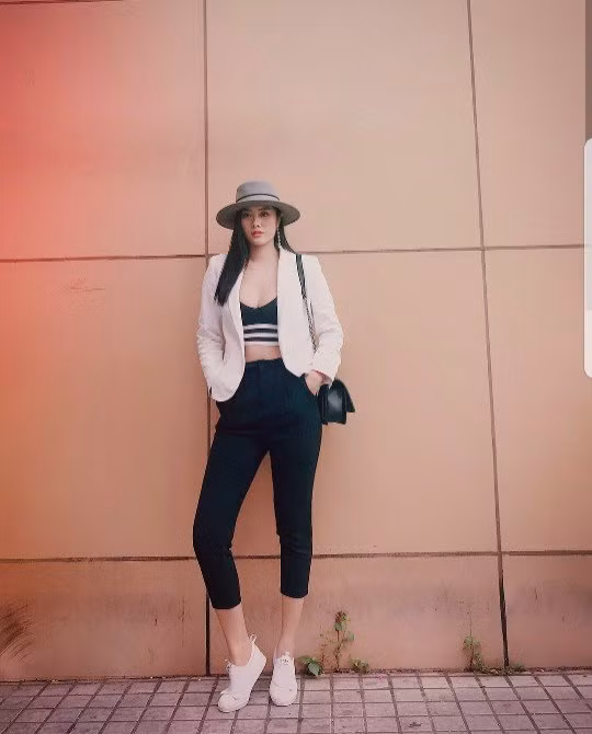 Hiện nay, ở tuổi 25, Huỳnh Tiên đang có một cuộc sống nhiều người mơ ước và thành công trên con đường nghệ thuật mình theo đuổi.