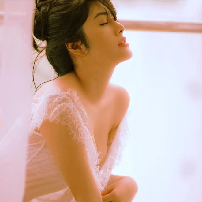 Huỳnh Tiên sinh năm 1995, sở hữu chiều cao khủng 1,84m và một gương mặt khả ái. Cô từng đạt ngôi vị Hoa hậu châu Á tại Úc năm 2016 và hoạt động đa dạng trong nhiều lĩnh vực nghệ thuật như đóng phim, làm người mẫu và ca hát...