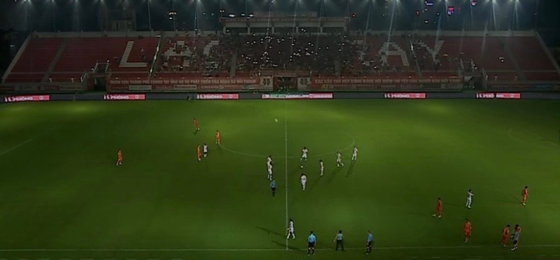 Trong lúc trận đấu diễn ra trên sân Lạch Tray được gần 30 phút, sự cố mất điện đã xảy ra khiến cuộc so tài bị tạm dừng. Đây là sự cố mất điện cục bộ do quá tải điện. Hiện các kỹ sư đã khắc phục vấn đề để trận đấu diễn ra bình thường.