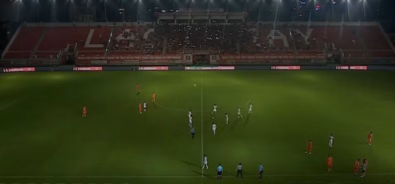 Trong lúc trận đấu diễn ra trên sân Lạch Tray được gần 30 phút, sự cố mất điện đã xảy ra khiến cuộc so tài bị tạm dừng. Đây là sự cố mất điện cục bộ do quá tải điện. Hiện các kỹ sư đã khắc phục vấn đề để trận đấu diễn ra bình thường.