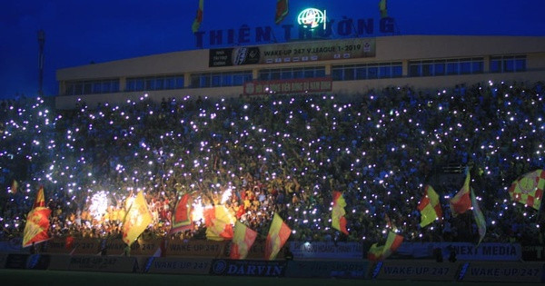 Phút 78, sân Thiên Trường bất ngờ mất điện, khiến trận đấu bị gián đoạn khoảng gần 10 phút.