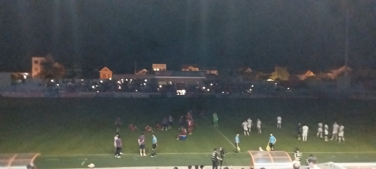 Hải Phòng như "có duyên" với sự cố mất điện ở mùa giải năm nay. Trước vụ ở Hà Tĩnh, đoàn quân của HLV Chu Đình Nghiêm đã một lần phải tạm dừng trận đấu vì mất điện trên sân nhà Lạch Tray, và một lần xe màu truyền hình mất điện khiến trận đấu của họ trên sân nhà mất tường thuật trực tiếp.