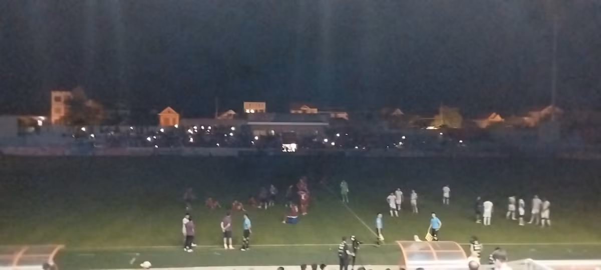 Hải Phòng như "có duyên" với sự cố mất điện ở mùa giải năm nay. Trước vụ ở Hà Tĩnh, đoàn quân của HLV Chu Đình Nghiêm đã một lần phải tạm dừng trận đấu vì mất điện trên sân nhà Lạch Tray, và một lần xe màu truyền hình mất điện khiến trận đấu của họ trên sân nhà mất tường thuật trực tiếp.