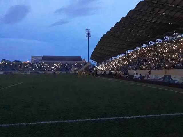 Sự cố mất điện đã tạo cơ hội cho các CĐV thành Nam có một buổi "trình diễn" ánh sáng cực kỳ ấn tượng về mặt thị giác. Gần 3 vạn khán giả trên các khán đài đồng loạt bật đèn Flash trên điện thoại và đứng dậy hô vang điệp khúc "Nam Định".