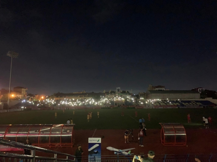 Tại vòng 6 V-League 2022, Đông Á Thanh Hoá tiếp đón Nam Định trên sân nhà. Bước sang hiệp 2, sân Thanh Hoá bất ngờ xảy ra sự cố mất điện.