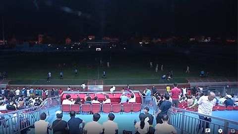 Sau 17 phút, sự cố mới được khắc phục, ánh sáng trở lại. Trọng tài Lê Đức Thuận cho cầu thủ thêm hai phút chuyền bóng để lấy lại cảm giác trước khi trở lại thi đấu. Vì thế, trận đấu này kéo tới phút 115, dài nhất tại V-League 2023.