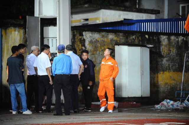 Chủ tịch CLB Văn Trần Hoàn (áo trắng) tham gia xử lý sự cố mất điện trên SVĐ Lạch Tray.