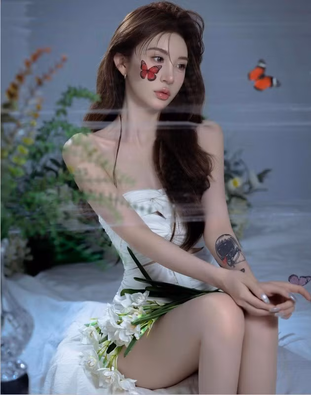 Nữ CEO công ty thời trang chẳng những xinh đẹp mà còn có gu ăn mặc hở táo bạo, khó ai sánh bằng.