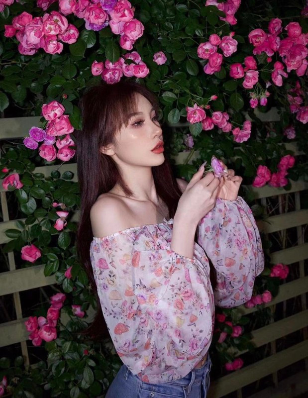 Người đẹp sinh năm 2000 không chỉ “đóng khung” trong một phong cách nhất định mà luôn biến hóa và kết hợp đa dạng giữa những items cá tính, bụi bặm với quyến rũ, gợi cảm.