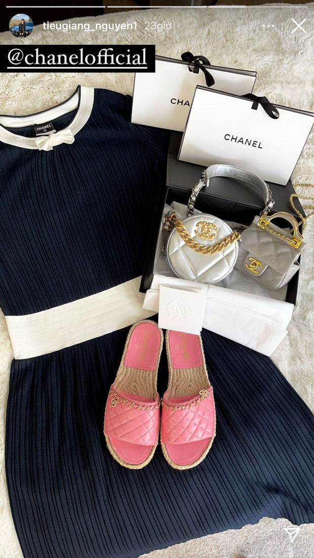 Tiểu Giang chẳng cần phải canh voucher nhưng những món đồ cô mua đều là hàng hiệu.