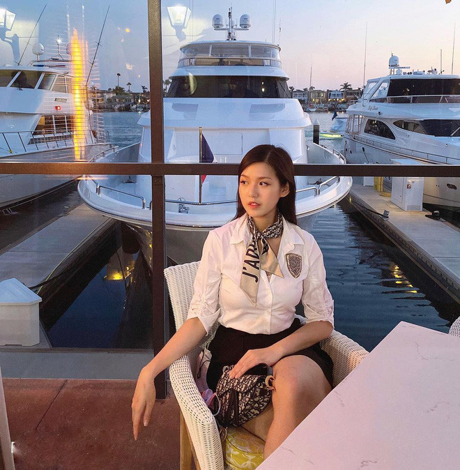 Tuy nhiên Tiểu Giang vẫn thỉnh thoảng đăng lên story hình ảnh không gian toàn hàng hiệu chuẩn bị chào đón con trai thứ 2 lên story khiến dân tình xuýt xoa.