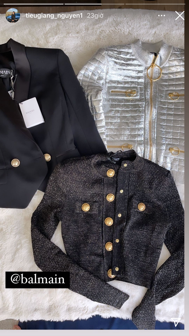 Cụ thể trên story của mình, Tiểu Giang liên tiếp đăng tải những bức ảnh khoe hàng hiệu với hàng loạt cái tên đình đám như Versace, Balmain và Chanel kèm caption: "Lâu không sắm sửa".