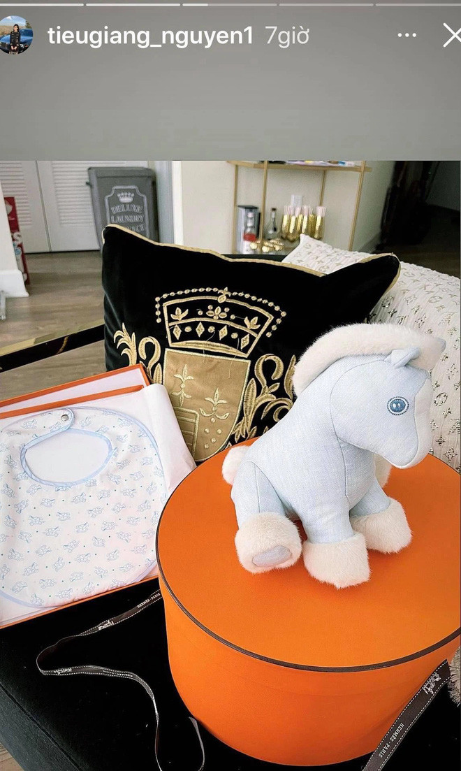 Những bức ảnh toát... "mùi tiền" trên trang cá nhân của Tiểu Giang.