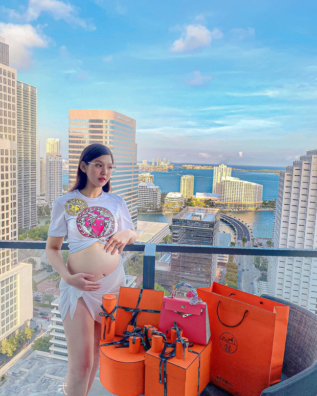 Đếm sương sương trên dòng story của Nguyễn Đặng Tiểu Giang cũng ra chục món hàng hiệu cực chất.