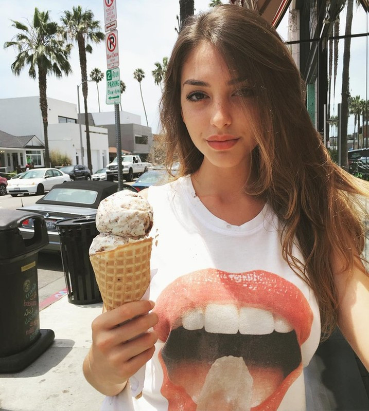 Sở hữu lượng fan đông đảo cùng nhan sắc ngày càng mặn mà, Celine Farach được nhiều nhà mốt và thương hiệu xả xỉ săn đón.