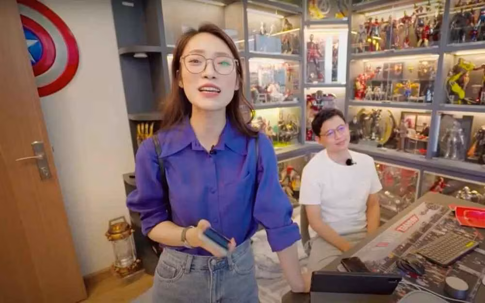 Theo đó, dù từng góc quay của hot girl Khánh Vy không chỉ tập trung vào ngôi nhà song mọi người vẫn không khỏi choáng ngợp trước độ rộng rãi, nội thất tiện nghi, thiết kế sang trọng của căn penhouse.