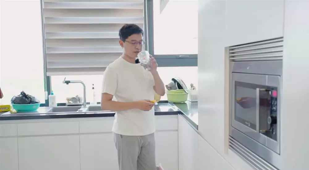 Nhờ đó mà năm 2020 Việt Hoàng đã xuất sắc đạt giải Người dẫn chương trình ấn tượng nhất tại giải thưởng Ấn Tượng VTV 2020.