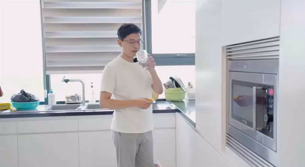 Nhờ đó mà năm 2020 Việt Hoàng đã xuất sắc đạt giải Người dẫn chương trình ấn tượng nhất tại giải thưởng Ấn Tượng VTV 2020.