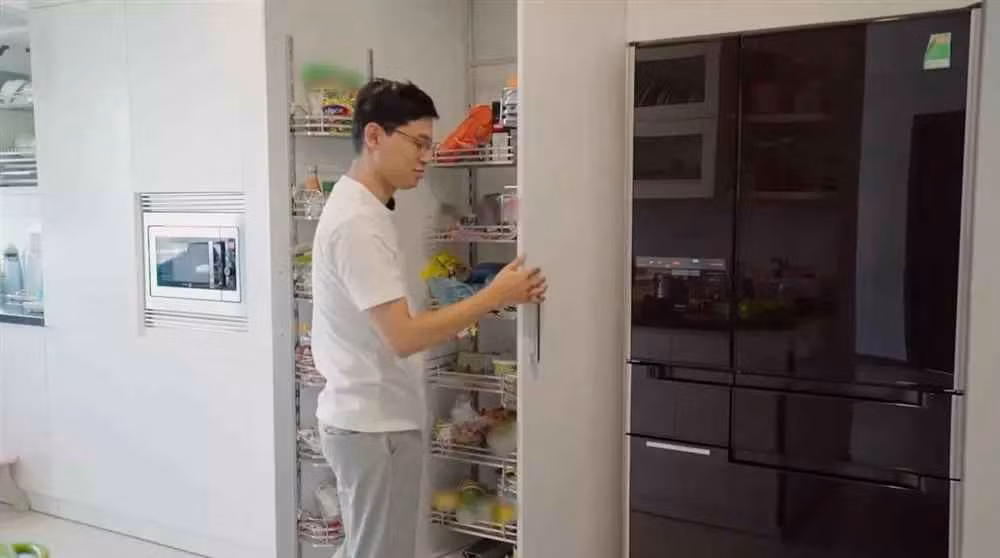 Với gương mặt lạnh lùng, không một biểu cảm khi thốt ra những câu nói hài, cùng lối dẫn chương trình bằng việc ví von, vận dụng những điểm nóng trên mạng đang tạo trend,... Việt Hoàng luôn thu hút được đông đảo người dõi theo và để lại ấn tượng sâu sắc trong lòng khán giả.