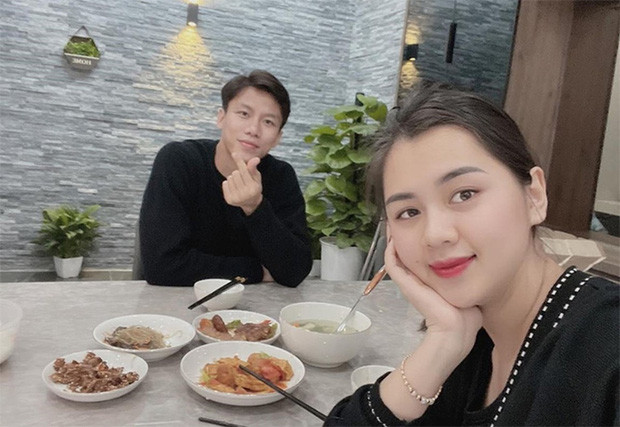 Dù ít khi khoe tài bếp núc nhưng dân tình cũng có dịp ngó qua mâm cơm nhà Quế Ngọc Hải.