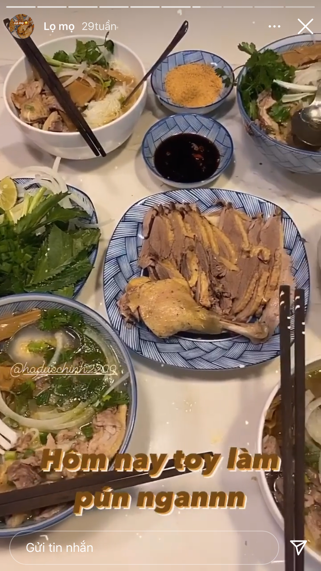 Không những thế, bạn gái cầu thủ Việt Nam - Hà Đức Chinh còn cực kì chiều và chăm vỗ béo bạn trai, chỉ cần Chinh "đen" muốn là sẵn sàng vào bếp ngay.