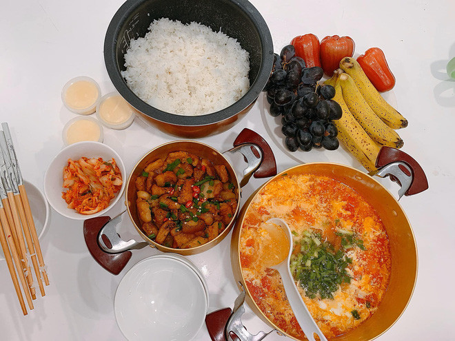 Nếu như trên khán đài, Gia Hân luôn nổi bần bật vì nhan sắc xinh đẹp thì ở nhà, cô nàng lại hoá thân thành gái đảm 100%.