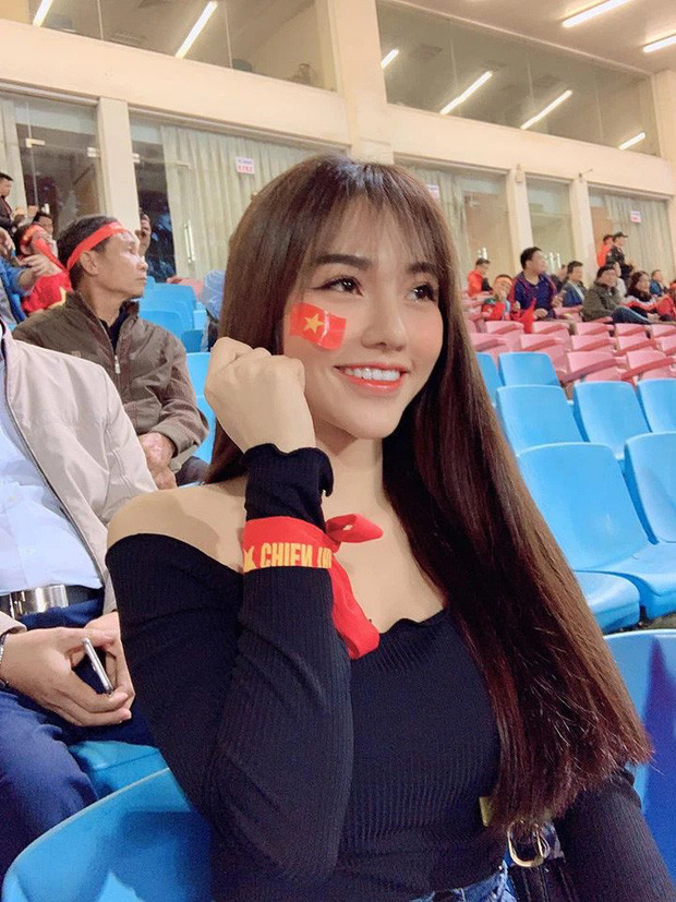 Dù không chính thức công khai chuyện hẹn hò nhưng ai cũng biết Hoàng Đức (CLB Viettel) có cô bạn gái xinh đẹp là Gia Hân.